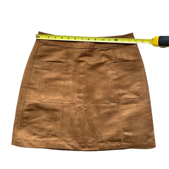 Old Navy Faux Suede Brown Mini Skirt with Pockets and Zipper Size 4 - Picture 4 of 5
